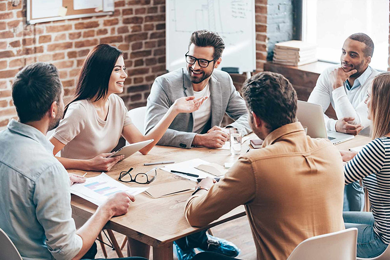 equipo de trabajo motivado en una junta de trabajo