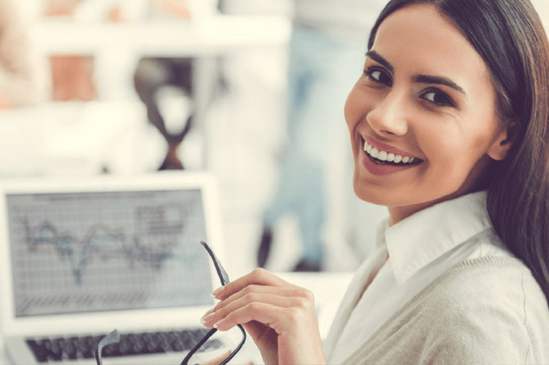 Empleados sonriendo con lentes